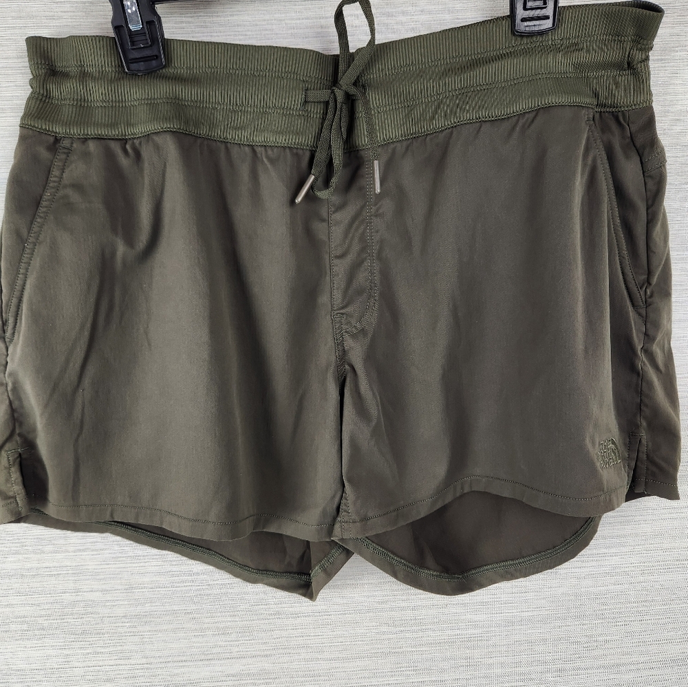 The North Face NWOT Women's Green Athletic Short Size Large